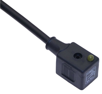 What side is the ground pin located on the Omal Form B DIN 43650 VBC-220-00 molded cable assembly?